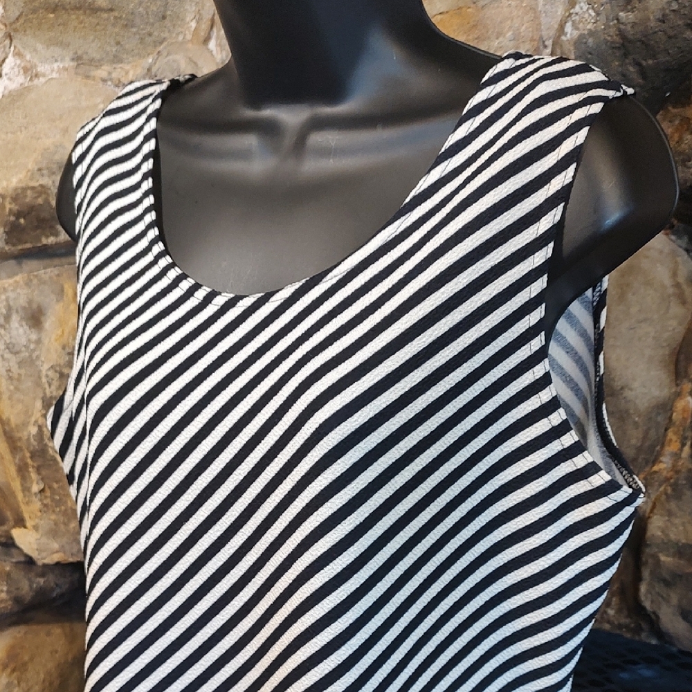 R&K Black and White Diagonal Striped Tank - Picture 3 of 8